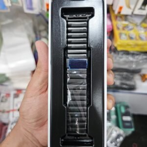 Das stylische und robuste Edelstahlarmband von CFZ ist kompatibel mit der Apple Watch Series 3, 4, 5, 6, 7, 8 und SE – leichtes und hochwertiges Design.